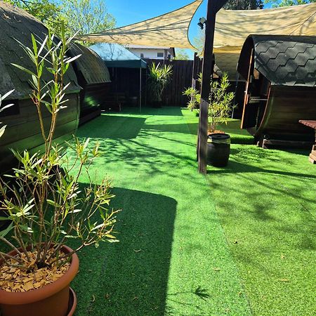 לובנאו Mini Hotel Uebernachten Im Gurkenfass מראה חיצוני תמונה