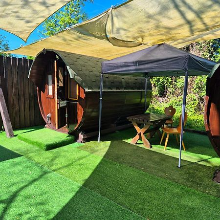 לובנאו Mini Hotel Uebernachten Im Gurkenfass מראה חיצוני תמונה