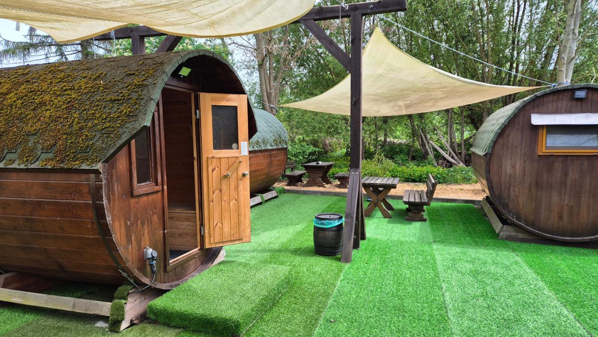 לובנאו Mini Hotel Uebernachten Im Gurkenfass מראה חיצוני תמונה