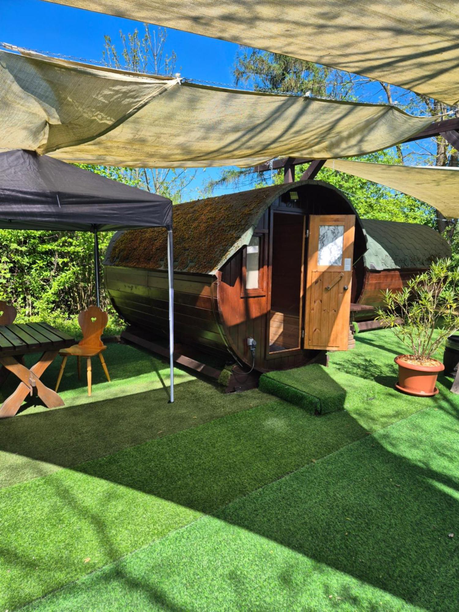 לובנאו Mini Hotel Uebernachten Im Gurkenfass מראה חיצוני תמונה