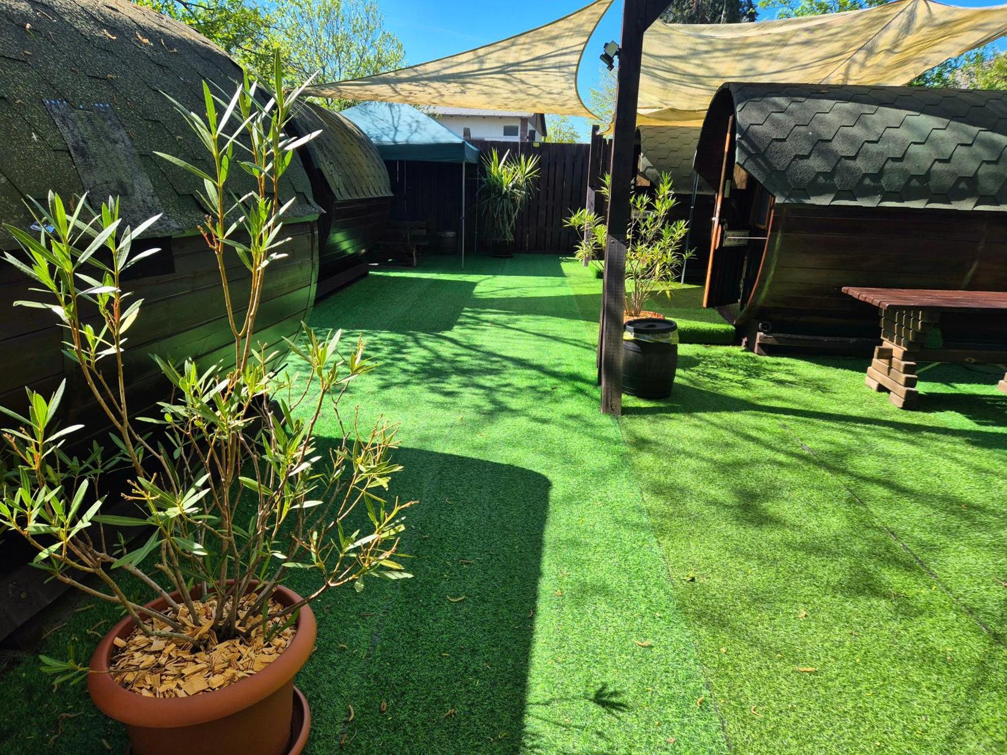לובנאו Mini Hotel Uebernachten Im Gurkenfass מראה חיצוני תמונה