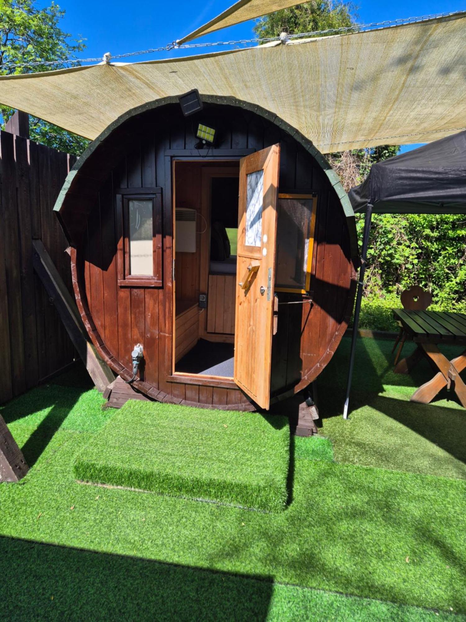לובנאו Mini Hotel Uebernachten Im Gurkenfass מראה חיצוני תמונה