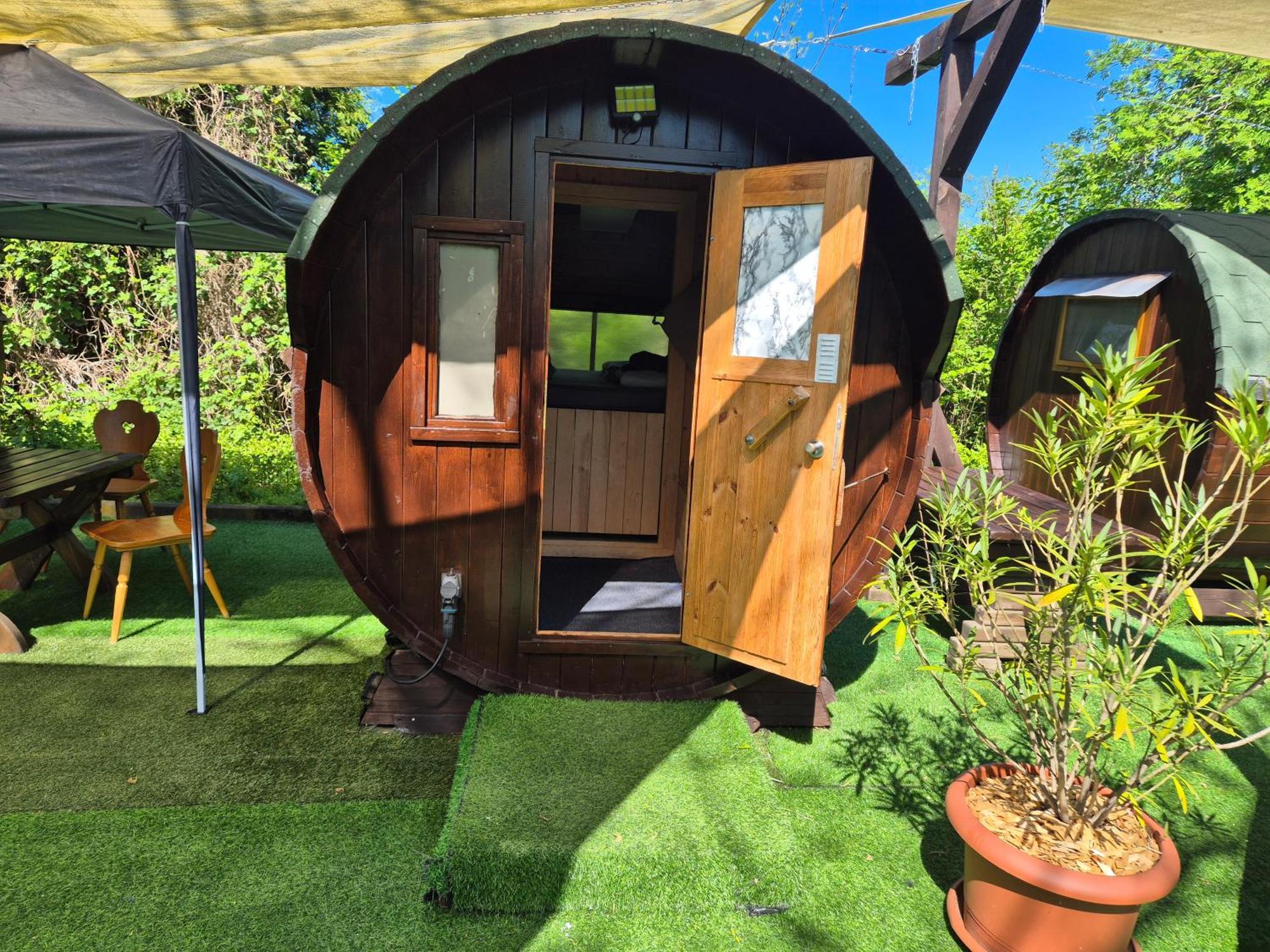 לובנאו Mini Hotel Uebernachten Im Gurkenfass מראה חיצוני תמונה