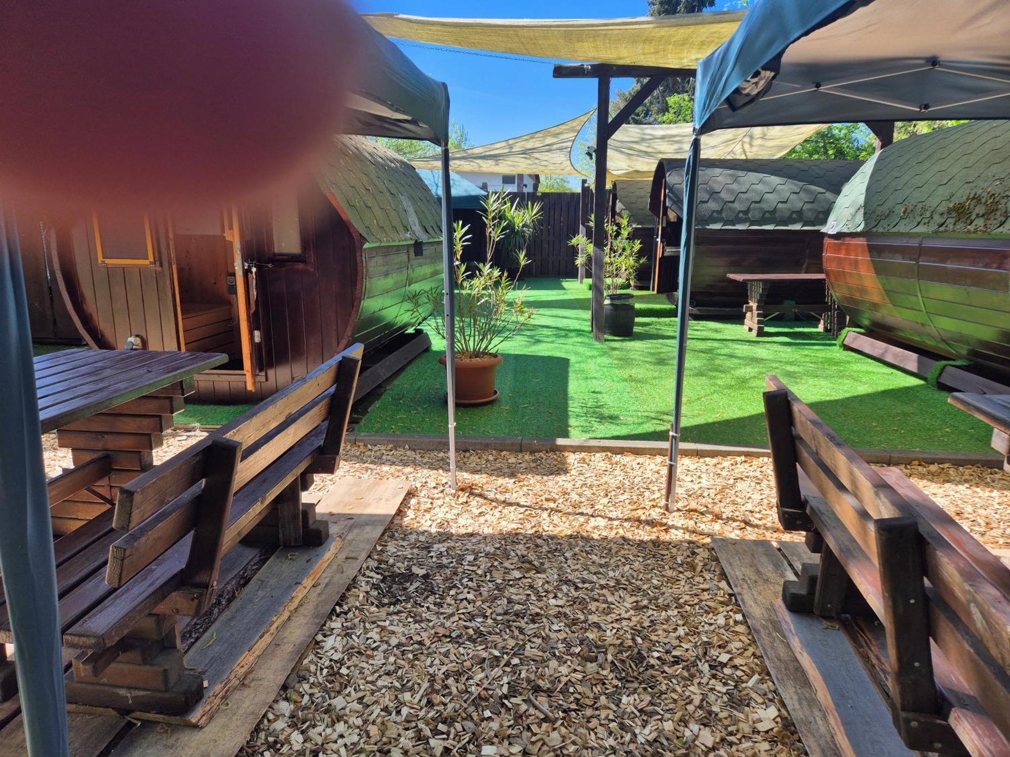 לובנאו Mini Hotel Uebernachten Im Gurkenfass מראה חיצוני תמונה