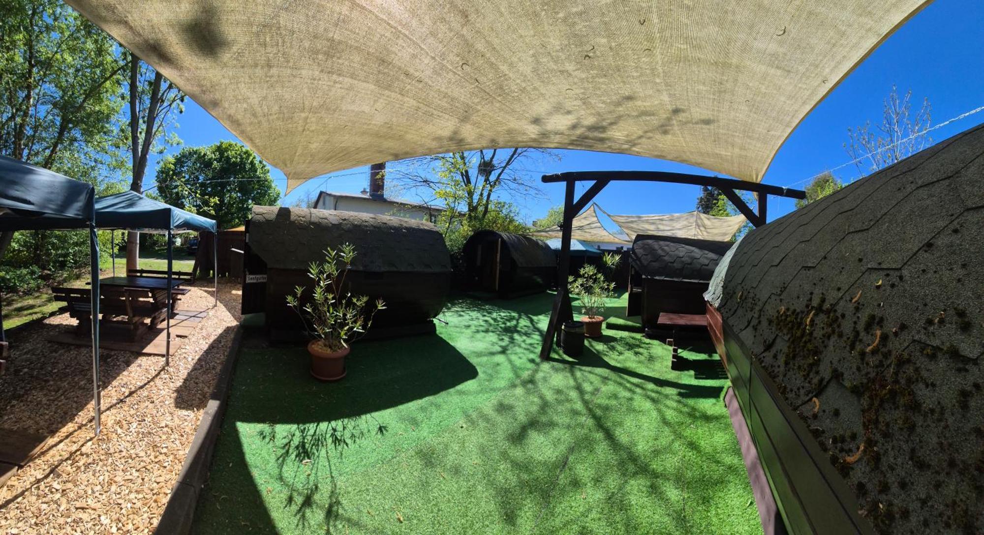 לובנאו Mini Hotel Uebernachten Im Gurkenfass מראה חיצוני תמונה