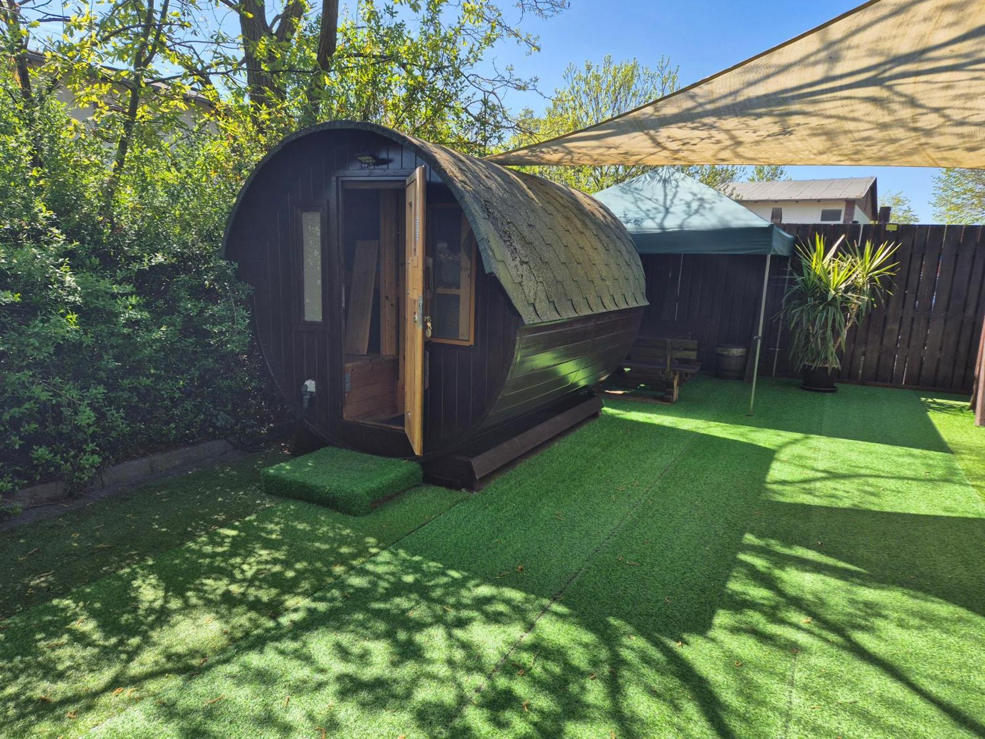 לובנאו Mini Hotel Uebernachten Im Gurkenfass מראה חיצוני תמונה